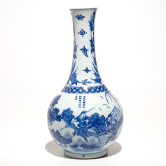 Un vase de forme bouteille en porcelaine de Chine bleu et blanc, époque Transition